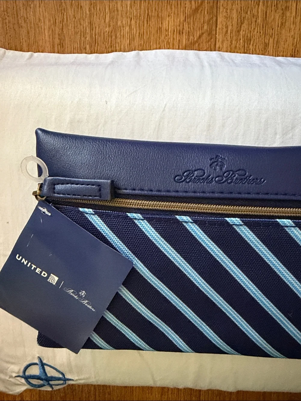 UNITED AIRLINES MEMORY FOAM GEL PILLOW POLARIS BROOKS BROTHERS WALLET BAG PURSE
